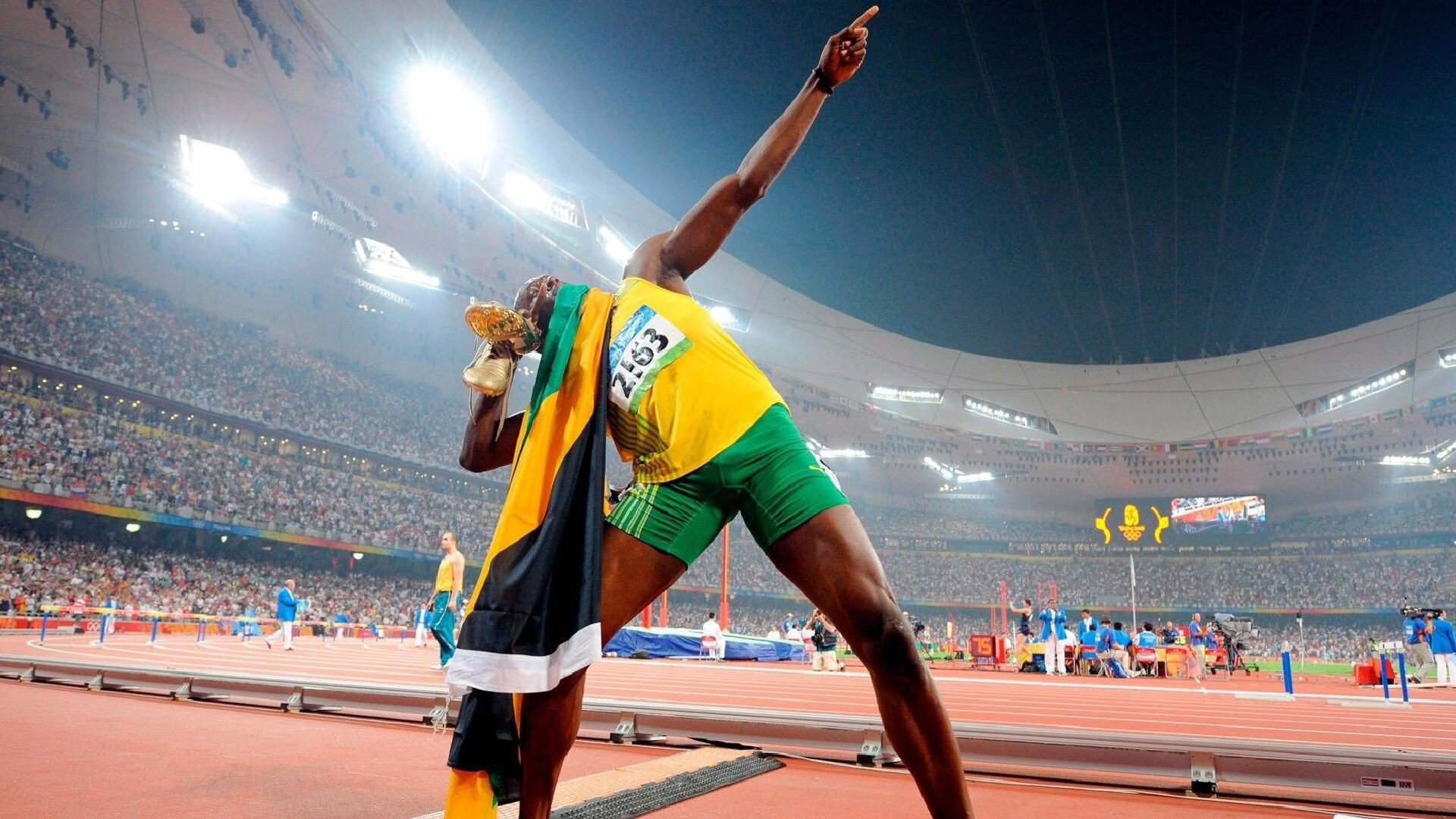 赛道新王诞生，拉塞尔刷新纪录，梅赛德斯全面碾压法拉利时代